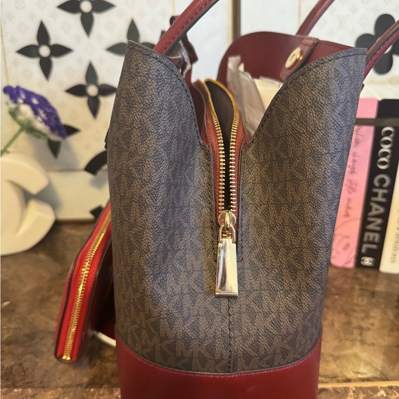 Michael Kors shoulder bag with matching wallet set - Picture 3 of 17